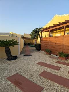 Villa Flores - Near Beach Tanki Leendert - 4