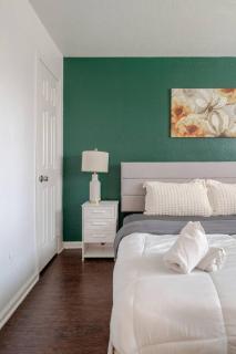 Pink 1BHK, 5 miles from Downtown + Free Parking - 9