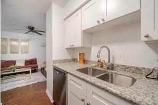 Pink 1BHK, 5 miles from Downtown + Free Parking - 7