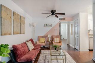 Pink 1BHK, 5 miles from Downtown + Free Parking - 3