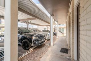 Pink 1BHK, 5 miles from Downtown + Free Parking - 2