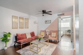 Pink 1BHK, 5 miles from Downtown + Free Parking - 0