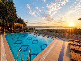Escape to nature, a private villa with a unique lake view - 7