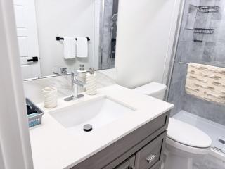 Spacious Private 1-Bedroom Basement Suite in Calgary with Self Check-in - 9