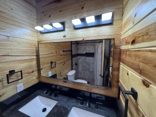 Luxury 6 BED 5 BATH Mountain Cabin HOT TUB Theater Sleeps 20 IDEAL LOCATION Fireplace KING SUITES Fire Pit GAME ROOM - 7