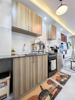Stylish suite with skyline views & rooftop gym - 7