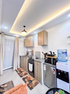 Stylish suite with skyline views & rooftop gym - 4