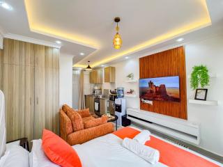 Stylish suite with skyline views & rooftop gym - 9