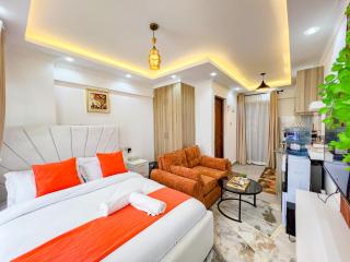 Stylish suite with skyline views & rooftop gym - 3