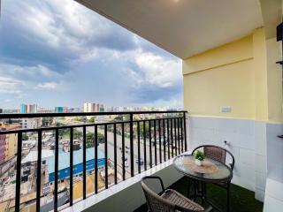Stylish suite with skyline views & rooftop gym - 8