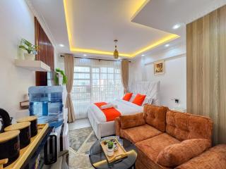 Stylish suite with skyline views & rooftop gym - 0