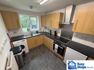 5-Bed MK Home - Sleeps 12 - Contractors & Groups Welcome - 3