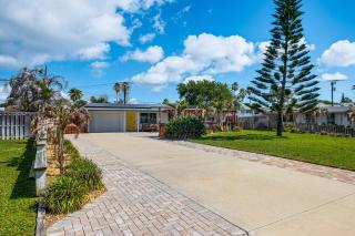 Walk to Peacock Beach! Home w/ Rocket Launch Views - 7