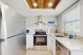 Pineapple House - 3