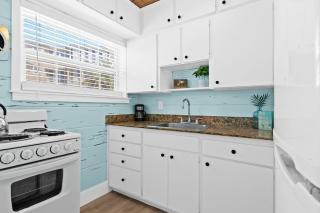 Parrot Beach Cottages Suite #3 - 5