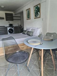 Sandy Steps Studio-10 mins walk from the beach - 1
