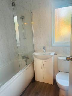 2 Bed in SW19 with Free Wifi and Parking - 3