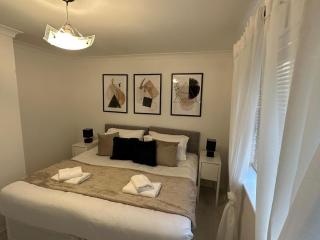 2 Bed in SW19 with Free Wifi and Parking - 2