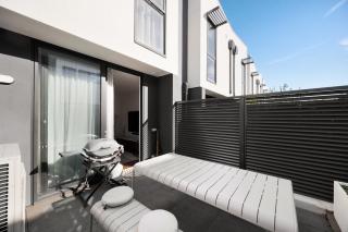 3BR Townhouse with Private Terrace & Double Garage - 5