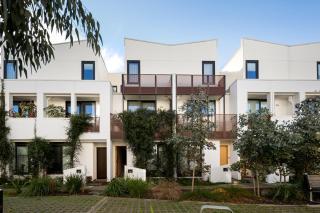 3BR Townhouse with Private Terrace & Double Garage - 9