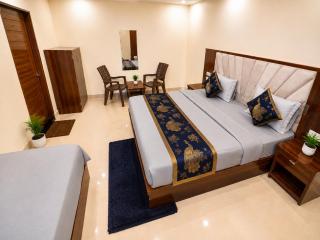 Premium Radhe Dham Hotel & Restaurant - Fully AC - Only 5 Min Drive to Prem Mandir, Newly Build - 6
