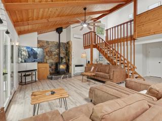 Hodges Hill Hideout w/ pool, spa, BBQ - Dog Friendly - 8