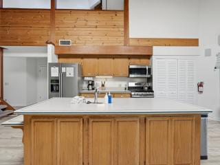 Hodges Hill Hideout w/ pool, spa, BBQ - Dog Friendly - 2