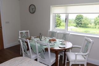 Laneside Haven - Accessible Summer Retreat, Gated with Patio and Gym - Sleeps 4 - 8