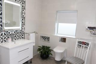 Laneside Haven - Accessible Summer Retreat, Gated with Patio and Gym - Sleeps 4 - 4