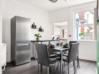 Cosy house near Anfield Stadium - 1