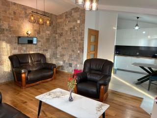 The Rustic Stone Residence - 7