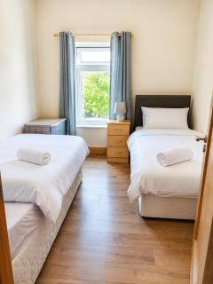 Comfortable Galway 4BR City Stay for Groups - 3