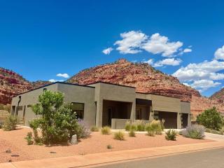 Kanab Oasis Luxury Family Home with Rooftop Deck - 0