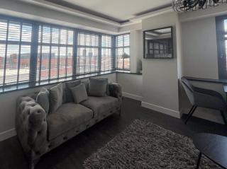 City Centre Luxury 2 Bed Apartment - 8