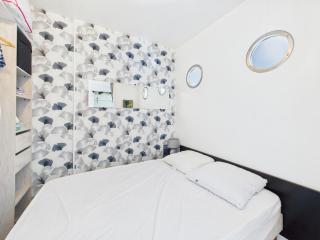 1-Bedroom Apartment in Port-Guillaume - 4