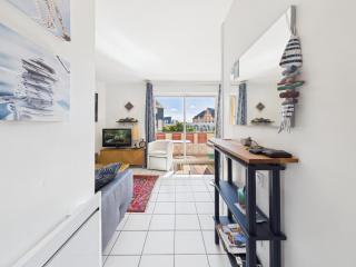 1-Bedroom Apartment in Port-Guillaume - 3