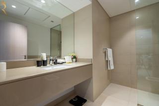 Modern 1BR with Balcony in Waters Edge Yas Island - 8