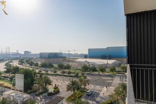 Modern 1BR with Balcony in Waters Edge Yas Island - 3