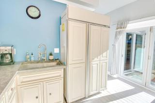 Spacious Oasis - Parking, Private Patio & Roofdeck - 8