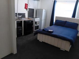 Studio Sleeps 2 with Parking - 4