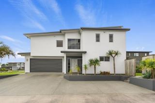 Seaside Getaway - Ruakaka Holiday Home - 0