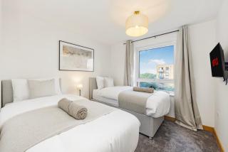 Stylish 2 Bed 2 Bath Apartment with Balcony & Parking - 1