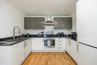 Stylish 2 Bed 2 Bath Apartment with Balcony & Parking - 7