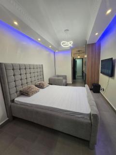 Airport Proximity Stay With Lift, Pool & Balcony - 1