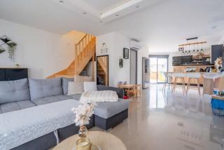 Modern House with Heated Pool, BBQ & Air Conditioning - 0