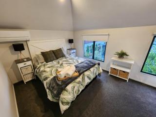 Park & Central City Spa-Pool Escape with Garage - 2