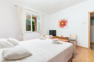 Apartments with parking space Trogir - 27140 - 2