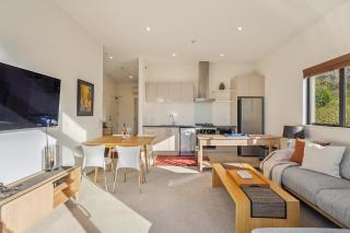 Brookside Retreat - Modern 2 Bedroom Apartment - 8