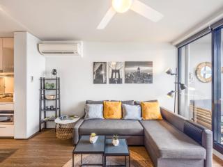 Modern Homely 2BR APT w Parking Bowen Hills - 2