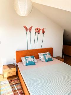 Cozy Mansard Apartment-Steps from the Beach - 3